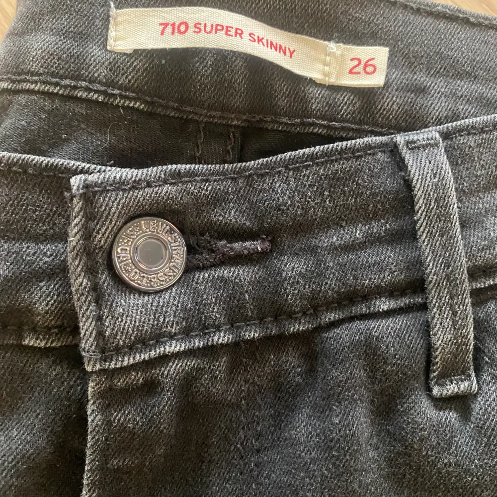 - byxor från Asos Strl 38  - svarta jeans i blekt stil från Levis strl 26  - svarta coated byxor Zoul från MQ strl 26  Rökfritt hem.   150kr för alla. Hämtas i Alingsås eller skickas mot porto. . Jeans & Byxor.