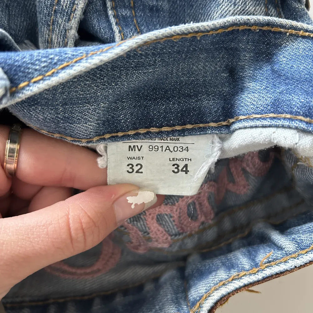 Säljer vidare dessa skitsnygga replay jeans som jag köpte här på Plick för att jag missuppfattade storleken🫣 det är i fint skick! Knappar istället för dragkedja🤗 ❗️Andra bilden är från förra ägaren❗️pris kan diskuteras men köparen står för frakt🤝🏽 . Jeans & Byxor.