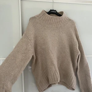 Stickad polotröja  - Beige stickad polotröja från HM.