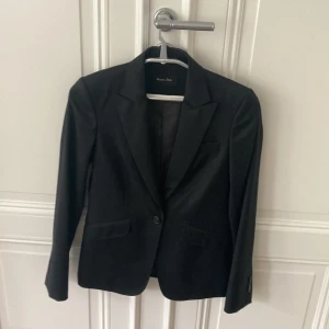 Kavaj Massimo Dutti - Kavaj i 100% ull från Massimo dutti. Kavajen är knappt använd och i gott skick. Storlek 38