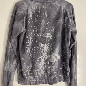 Tröja - Tröja med tryck på ryggen