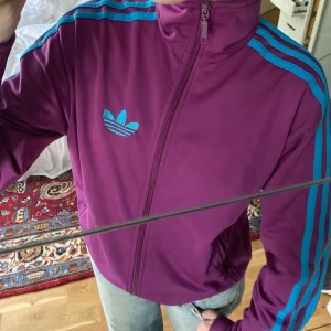 Adidas tröja - Ascool Adidaströja i strl XS men borde passa S/M också. Passa på nu när frakten är gratis! 💕