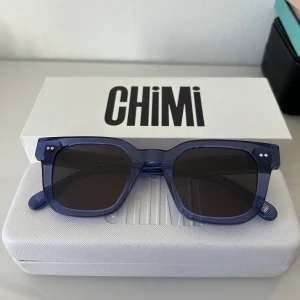 Chimi 04 - Säljar dessa skitksnygga blåa chimisar i modellen 04 som inte finns att köpa längre.  Dom är iprincip aldrig använda!  Förpackning, fodral mm ingår (se bild)   