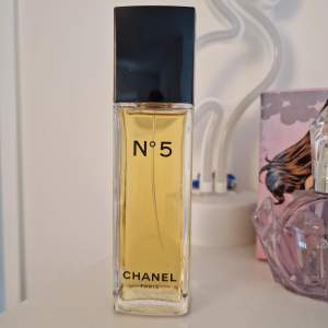 Chanel N°5 använd 1 gång. Tror att den skulle passa bättre på någon annan. 🙂 (har fått den när jag fyllde år, därför lite billigare pris, hade jag köpt den själv hade jag lagt ut den för lite mer) 😆