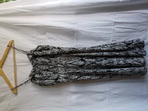 Klänning - Fint tyg som faller väldigt bra, klockad kjol m överdel som sitter bra, dragkedja på sidan som krånglar ibland men fungerar,  tunna axelband