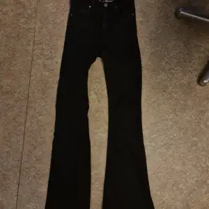 Super fina bootcut jeans i storlek s 