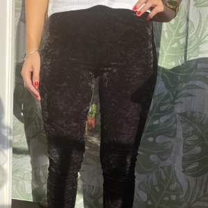 Svarta, crushed-velvet tights. Supersköna och stretchiga, storlek XS men passar även S-M