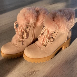 Skor - Fina skor med klack och mjukt fluff inuti och utanpå. Använda en gång så ser ut som nya.