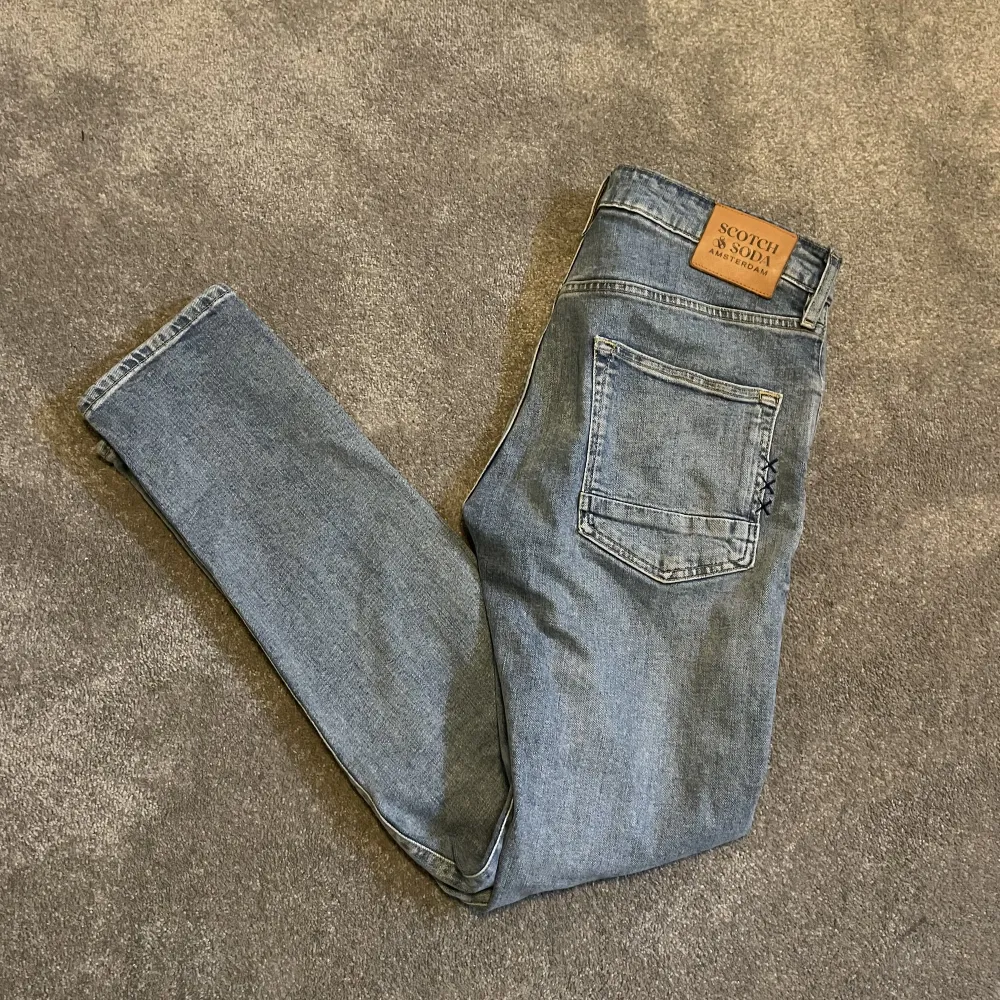 Ett par fräscha jeans i mycket bra skick! Nypris 1600, skriv om ni har några frågor!. Jeans & Byxor.