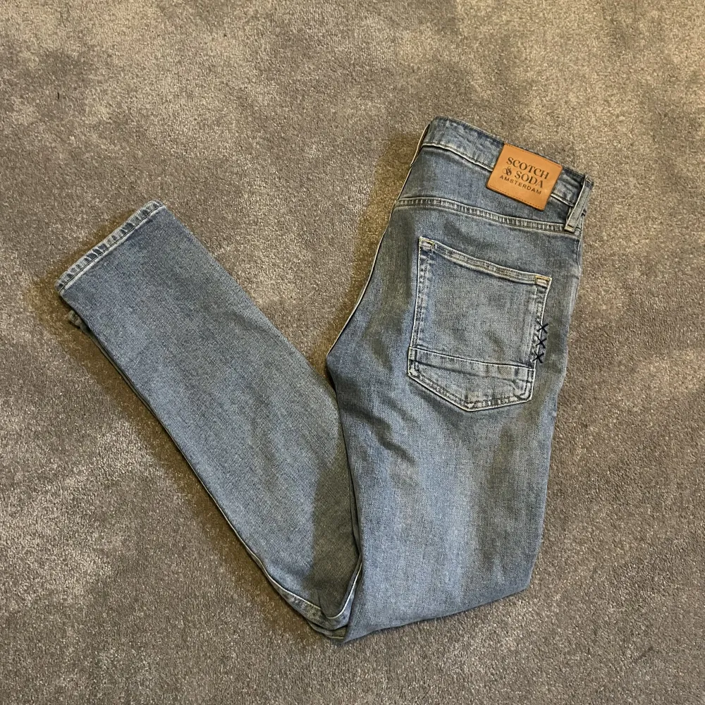 Ett par fräscha jeans i mycket bra skick! Nypris 1600, skriv om ni har några frågor!. Farkut & Housut.