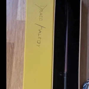 Draco Malfoy trollstav - Draco Malfoy trollstav, perfekt skick men det är hans namn handskrivet på förpackningen. 150 kr + frakt