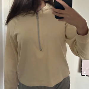 Tröja - En väldigt skön tröja me skönt material, den har dragkedja o även luva. Tröjan är från Kappahl. Säljer den pga den är för liten för mig💛