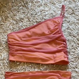 Rosa sett  - Settet är gult men har rosa mesh tyg över