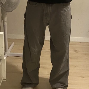 Byxor - Ett par cargo liknade byxor ifrån carhartt i storlek 34/34, jag säljer dom då de inte kommer till användning, det finns en vit färgfläck på vänster baklår därför ett billigt pris. 80 kr plus frakt men går att diskutera 