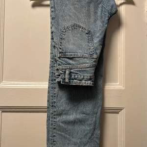 Jeans från H&M  Modellen är med lite slitningar  Använda Max 2 gånger High waist  Original pris - ca 300kr (kommer inte ihåg exakta priset)