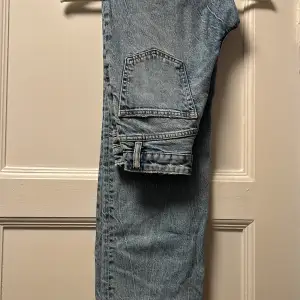 Jeans från H&M  Modellen är med lite slitningar  Använda Max 2 gånger High waist  Original pris - ca 300kr (kommer inte ihåg exakta priset)