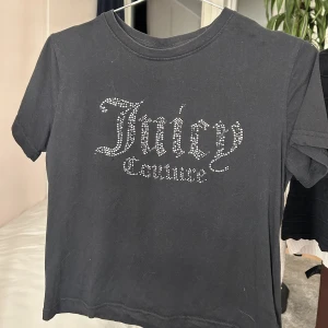 svart juicy T-shirt -  jag säljer en juicy T-shirt som är i storlek 14 till 15 bilderna blir lite dåliga då ljuset är dåligt