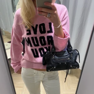 stickadtröja - Jätte fin stickad tröja med tryck🩷