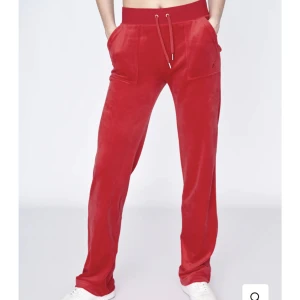 Juicy Coutore - Säljer mitt Juicy Coutore set i färgen Astor Red! Byxorna är i storlek S och luvtröjan är i storlek XS. Tycker byxorna är lite korta på mig, är 173cm. Använt ca 5 ggr 2021, tröjan mest använda men ser ny ut! Byxor: 800kr Luvtröja: 1000kr. Settet: 1500kr