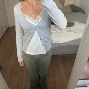 Grå kofta - Säljer denna gråa koftan. Har du någon fråga är det bara att höra av dig🫶🏻