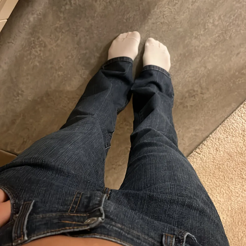 Säljer dessa supersnygga levis jeans som tyvärr är för stora för mig. Skulle rekommendera någon med storlek m nästan L att köpa dessa. Perfekta i längden (jag är 168), men för stora i midjan.. Jeans & Byxor.