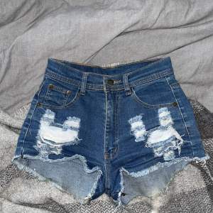 Jeansshorts i sliten look. Sliten fransning. Lappen säger storlek M skulle mer säga S. Passar bra med sneakers!