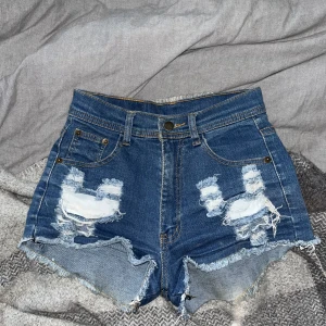 Jeansshorts - Jeansshorts i sliten look. Sliten fransning. Lappen säger storlek M skulle mer säga S. Passar bra med sneakers!