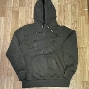 Mörkgrön peak - Mörkgrön peakperformanve Hoodie skick 10/10 storlek S