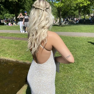 Balklänning från dressroom linné  - Säljer min extremt fina balklänning från dressroom Linné. Den har inga skador på klänningen överlag och är i fint skick. Men några paljetter har fallit av längst ner. Ni får dock med extra paljetter från dressroom som man kan sy på. Den är köpt för 5000kr