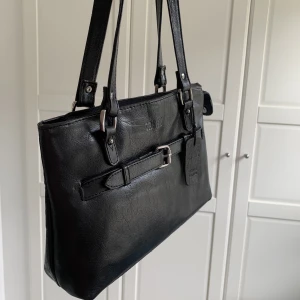 Söt väska - Säljer en skit söt väska från casall. Äkta läder. Inga defekter. Jätte bra storlek, man får plats med en stor hårborste och mera. Köpt för 500 