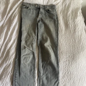 Grå jeans med slits - Säljer dessa gråa jeans med slits från zara. De har medelhög midja och är i fint skick. Skriv för fler bilder!