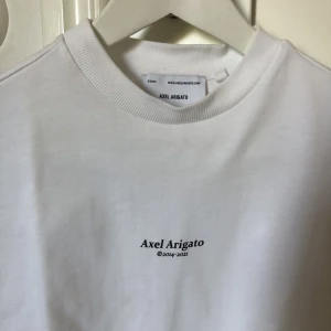 T-shirt Axel Arigato - Köpt för 1000kr, använt 1 gång så i helt nytt skick