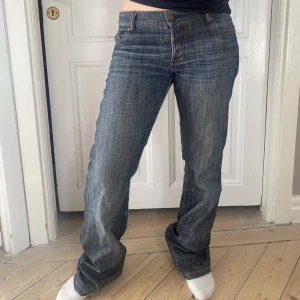 Lågmidjade jeans - Snygga lågmidjade jeans i rak utsvängd modell och perfekt tvätt. Bra skick. Kolla gärna in mina andra annonser❤️❤️❤️