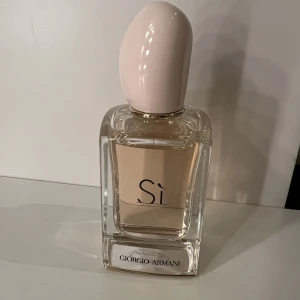 Parfym Giorgio Armani  - Använd Max 2 gånger  Pris kan eventuellt diskuteras  Fler bilder skriv. Skulle kunna tänka mig att byta mot en annan parfym 