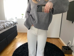 Jeans från bikbok - Superfina benvita jeans från bikbok i storlek 24! Säljer då de är för små, 150kr + frakt🤍