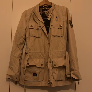 Morris jacka  - Fin Morris jacka som är använd fåtal gånger, beige i storlek XL men passar S-L 