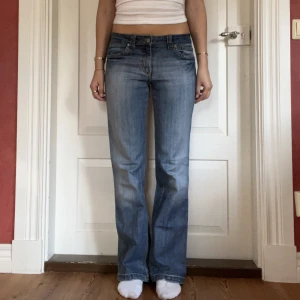 Lågmidjade utsvängda jeans  - Midjemått-  39 cm  (rätt över)  Inerbenslängd -80cm  Jag är 170 på bilderna! Inga defekter!  Du kan använda KÖP NU💕