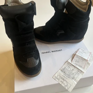 Isabel Marant skor  - Säljer mina Isabel Marant skor pågrund av att dom aldrig andvänds längre, dom är i modellen baskets bekett i storlek 39. Har tagits hand om väll och är i fint skick. Kvitto och dustbag finns💞 Köpta i början av året. 