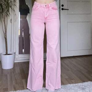 Superfina rosa jeans i fint skick. Passat superbra till olika temafester🩷 