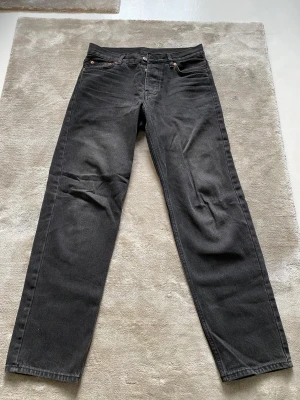 Svarta Jeans  - Säljer mina Sweet Sktbs jeans pga att d aldrig använts. Jätte fint skick. Köpta från junkyard