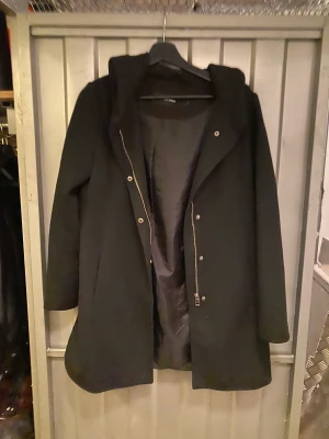 Svart kappa - Svart kappa från vero Moda, har både dragkedja och knappar