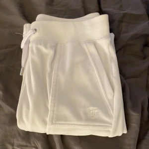 Juciy Couture byxor - Säljer mina vita Juicy Couture byxor som inte kommer till användning, dom är endast använda 1 gång så dom är i nyskick🤎 