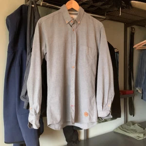 Två skjotor - Rena och hela. Båda skjortor är slim fit. En är från Velour och det är en linne skjorta och en är från kronstadt som är en lyxig bomulls kvalite. Kronstadt skjortan är medium  och velour skjortan är small. 