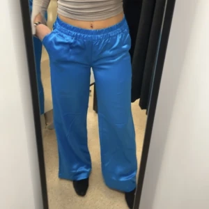 Blåa silkes byxor - Skit snygga och sköna blåa silkes byxor. Perfekt till fest 🙌🏼 