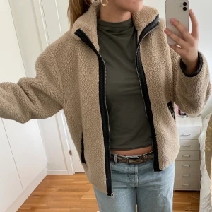 Teddy jacka - Beige Teddy jacka från HM! Den perfekta Teddy jackan med dragkedja och skinn detaljer🤩 strl M från HM herr (frakt tillkommer) 