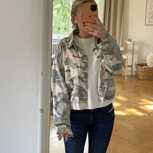 Camo jacka  - Camoflage jacka i storlek S 🫶🏼