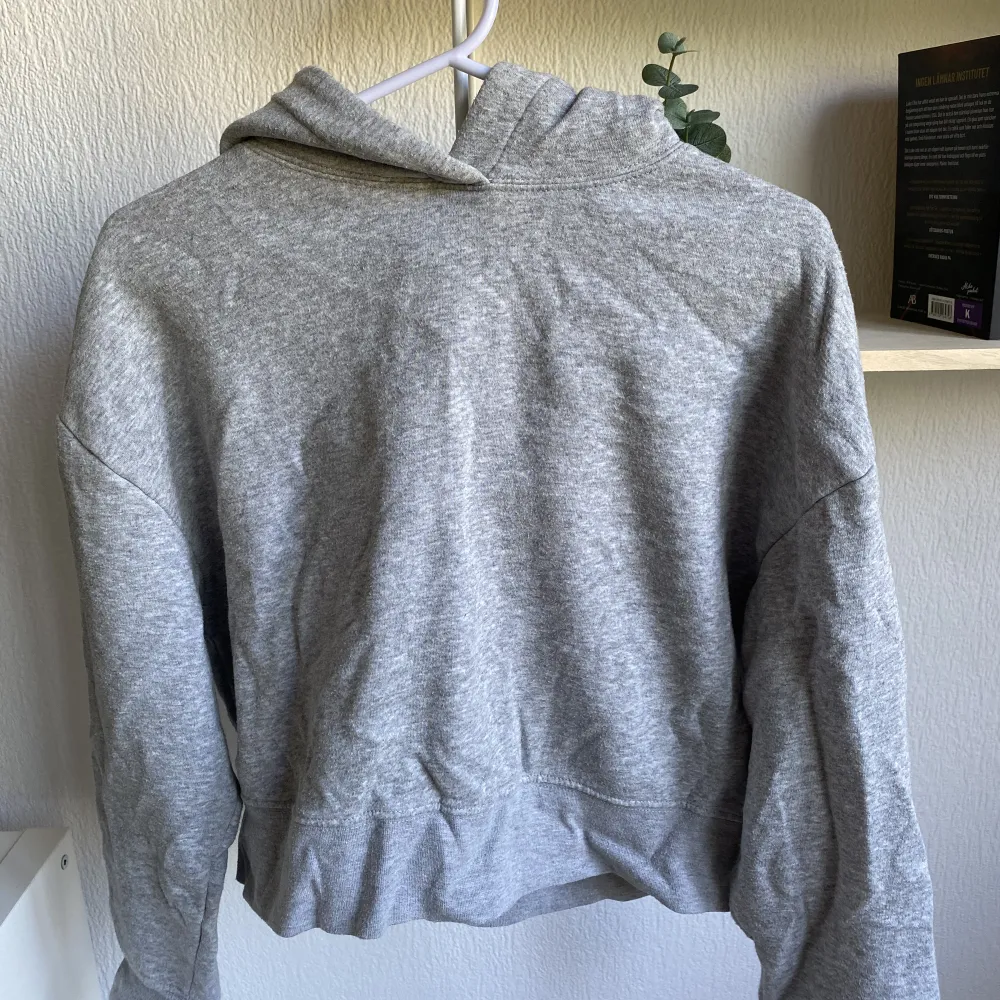 Hoodin är tjock i tyget och har en bra stor luva. Super mysig hoodie till hösten och vintern. Den är i använt skick och där av lite nopprig i tyget som hoodies blir efter några tvättar. Men annars i fint skick🤍. Hoodies.