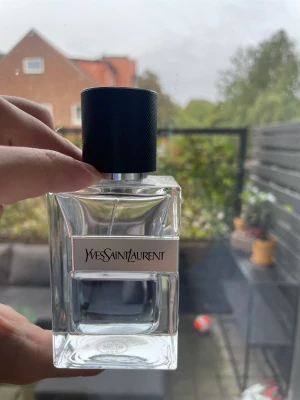 Ysl parfym - Yves saint laurent Y parfym edt, typ halva flaskan kvar väldigt fräsch doft säljer för jag har köpt ny