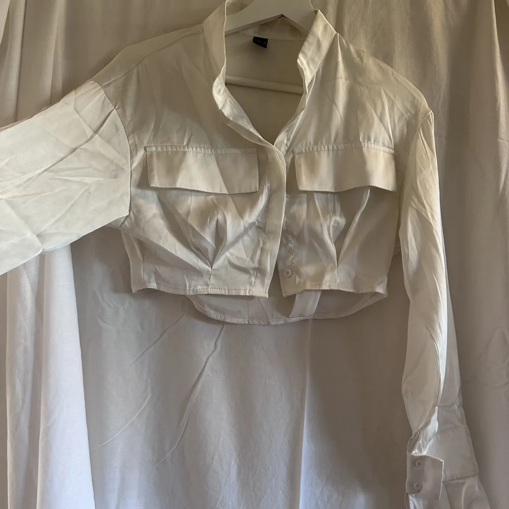 Croppad skjorta med vida ärmar🦋 Färg: vit Storlek S. Skjortor.