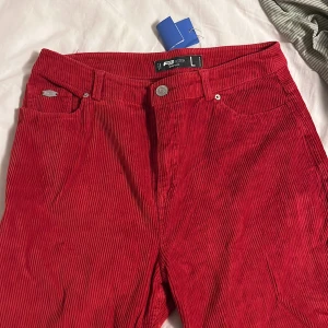 Röda manchesterbyxor  - röda manchesterbyxor från FB Sister 80kr +frakt